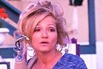 Ellen Barkin winkt